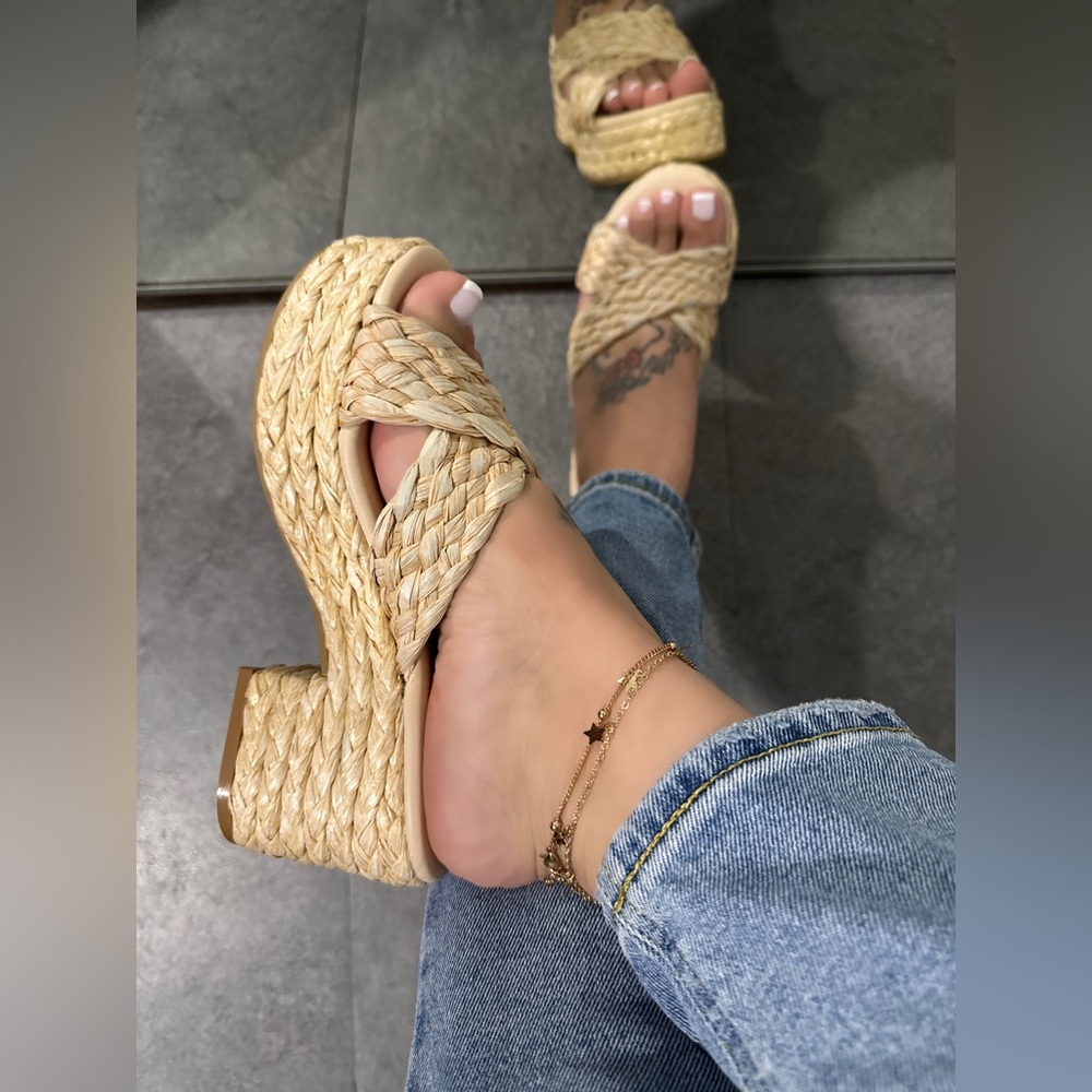 NWT!! RAFFIA NATURAL CRISS CROSS PLATFORM CHUNKY HEEL SLIDE SANDAL - Picture 2 of 11